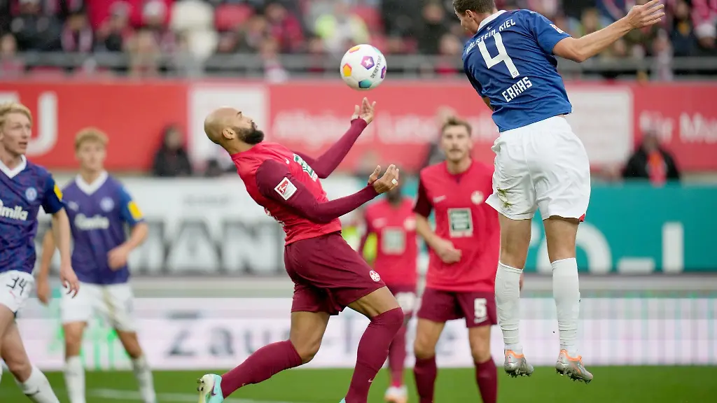 Kaiserslauterns-Terrence-Boyd-l-und-Kiels-Patrick-Erras-bei-der-Ballannahme