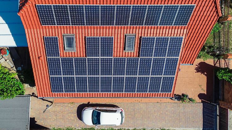 Mit einem Batteriespeicher lassen sich Teile des selbst erzeugten Sonnenstroms speichern und bei Bedarf nachts oder in der Dämmerung zeitversetzt nutzen.