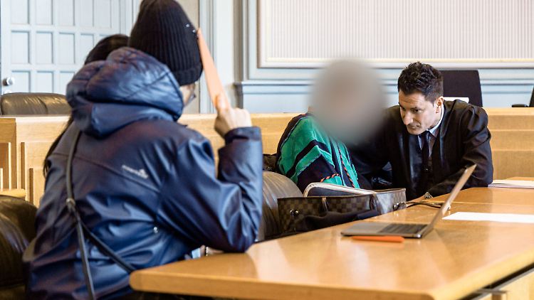 Die Angeklagten haben die Tat über ihre Verteidiger gestanden. 