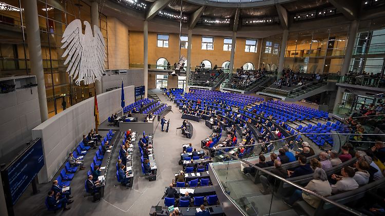 Der Plenarsaal ist nicht abhörsicher.