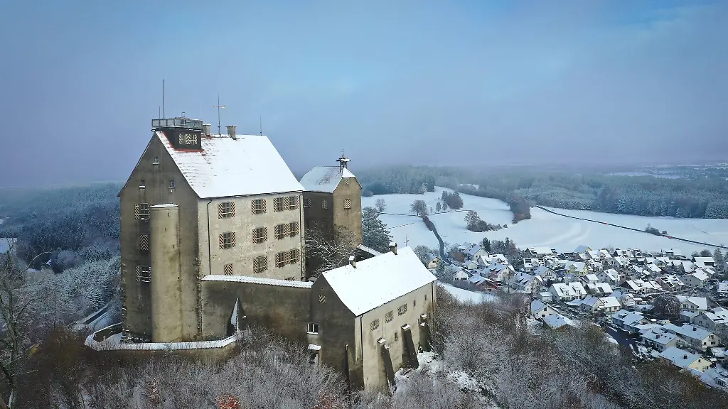 Die-Burg-Waldburg-ist-mit-Schnee-bedeckt-Aufnahme-mit-Drohne