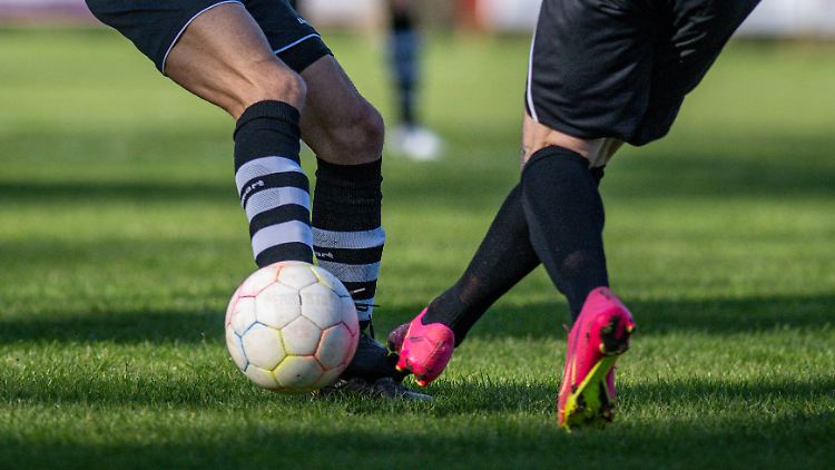 Im Amateur-Fußball kommt es immer wieder zu schlimmen Szenen mit Gewalt, der Bremer Fußball-Verband greift nun durch.