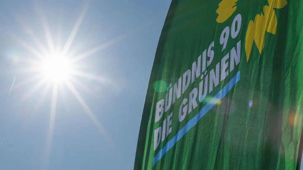 Eine-Fahne-der-Partei-Buendnis-90-Die-Gruenen-weht