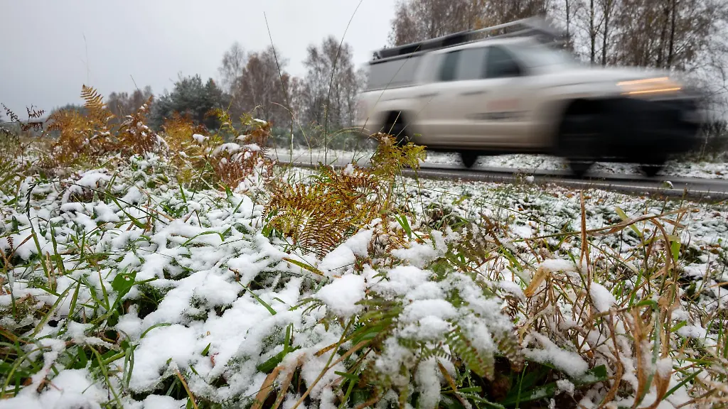 Duenner-Neuschnee-liegt-am-Fahrbahnrand-der-L150-bei-Thalfang