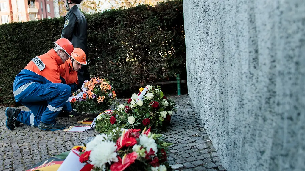 Mitglieder-der-Berliner-Jugend-Feuerwehr-legen-einen-Gedenk-Kranz-vor-den-Gedenkstein