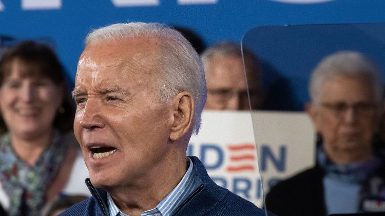 "Ich sehe eine Zukunft, in der wir die Demokratie verteidigen und sie nicht schwächen", sagte Biden bei einem Wahlkampfauftritt in Philadelphia.