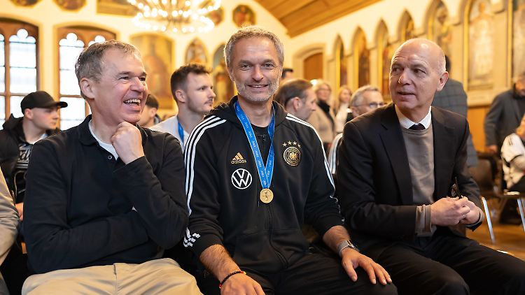 Christian Wück (m.) mit den DFB-Funktionären Andreas Rettig (l.) und Bernd Neuendorf.