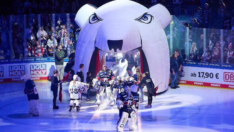 Auch das große Eisbären-Maul in der Berliner Arena konnte den Pinguinen keine Angst einjagen.
