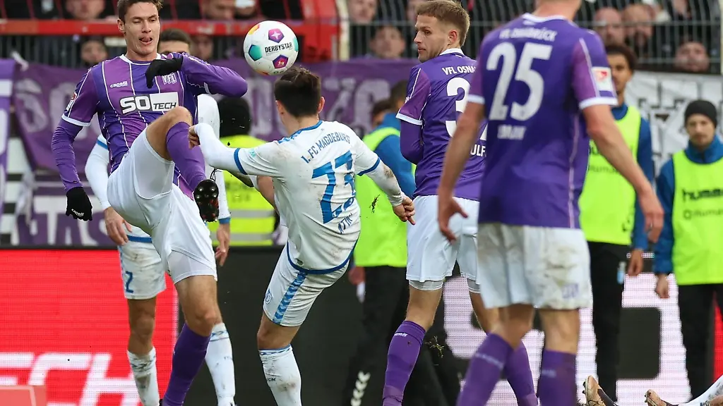 Osnabruecks-Maximilian-Thalhammer-l-und-Magdeburgs-Baris-Atik-2-v-l-kaempfen-um-den-Ball