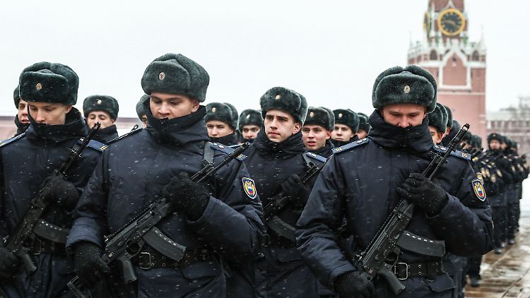Angehörige des Russischen Föderalen Sicherheitsdienst (FSB) während einer Eideszeremonie auf dem Kathedralenplatz des Moskauer Kreml.