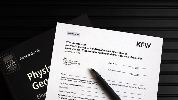 Die KfW-Kredite sollen Studierende unterstützen, werden aber inzwischen zur finanziellen Belastung.