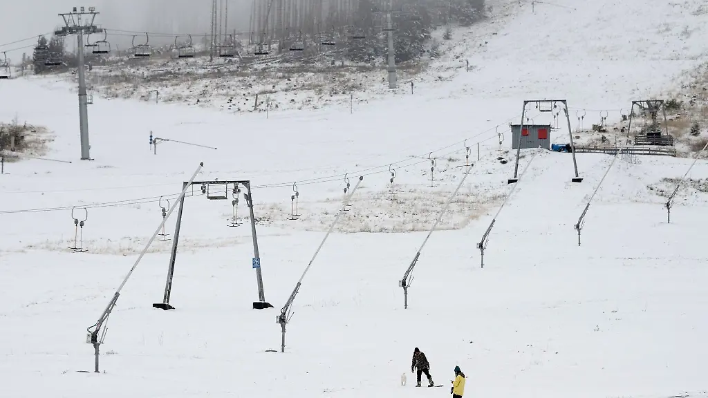 Wintersportler-stehen-auf-einer-Piste-am-Wurmberg-im-Harz