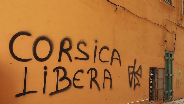 Freiheit für Korsika ist auf eine Wand in Bastia gesprüht.