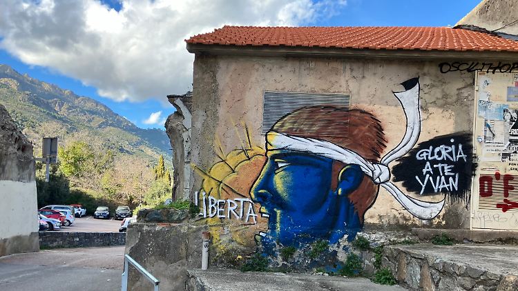 Ein Graffiti zur Unterstützung des wegen Mordes verurteilten korsischen Nationalisten Yvan Colonna befindet sich in der Stadt Corte.