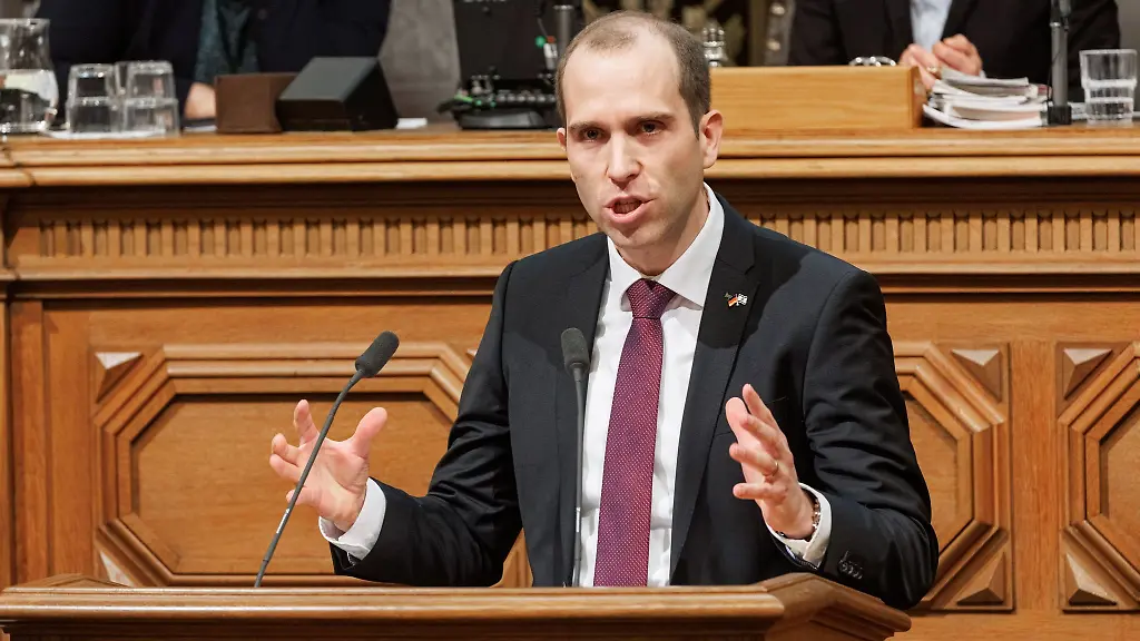 Der-Hamburger-CDU-Fraktionsvorsitzende-Dennis-Thering-spricht-in-der-Hamburgischen-Buergerschaft