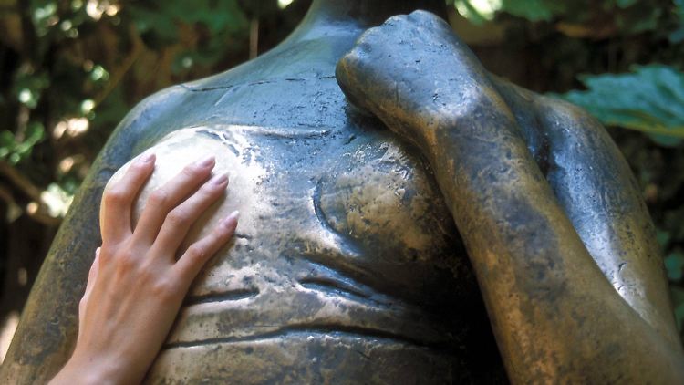 Die rechte Brust der Statue ist in den vergangenen Jahren oft von Besuchern berührt worden.