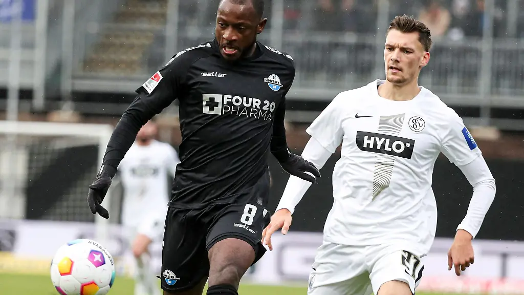 David-Kinsombi-l-SC-Paderborn-07-und-Paul-Stock-SV-07-Elversberg-im-Kampf-um-den-Ball