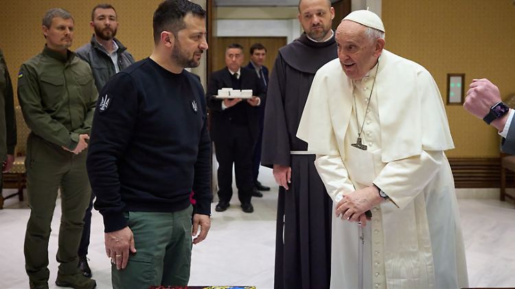Papst Franziskus bei einem Treffen mit dem ukrainischen Präsidenten Selenskyj im vergangenen Jahr.