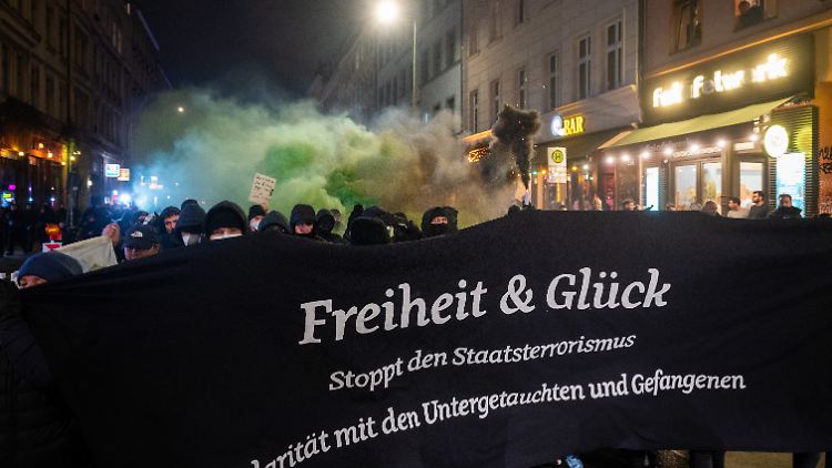 Die Demonstranten zündeten Feuerwerk und Pyrotechnik.
