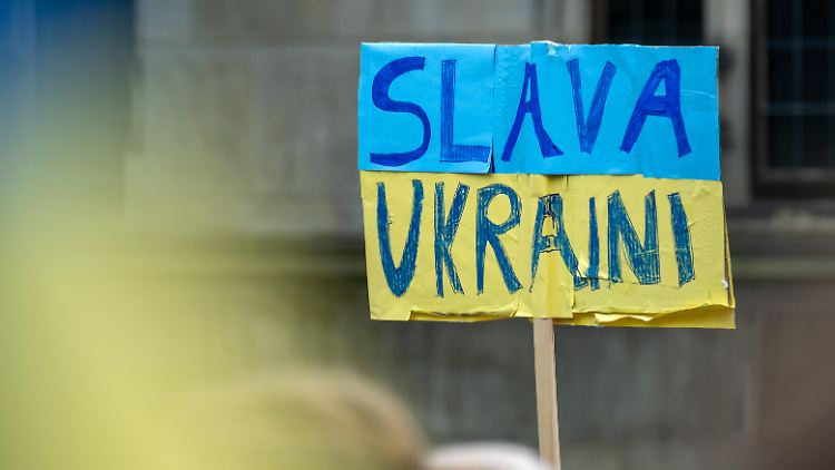 "Slawa Ukraini" bedeutet auf Deutsch: "Ruhm der Ukraine".