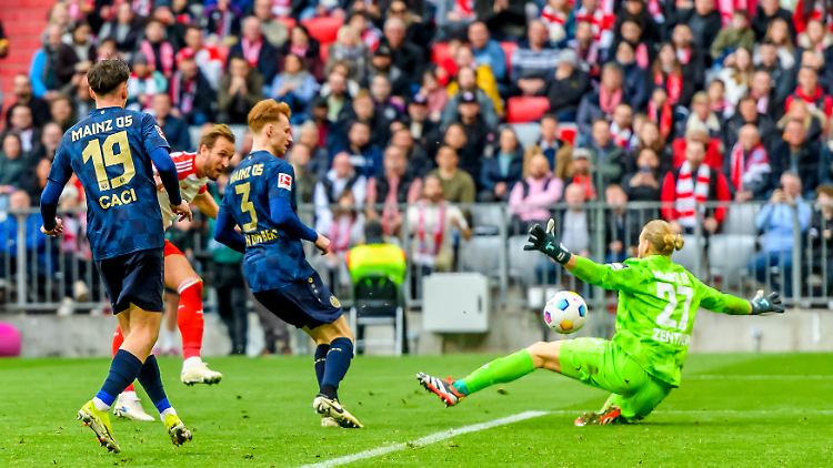 Robin Zentner (r.) kassierte acht Tore und wollte nicht mehr über das Spiel nachdenken.
