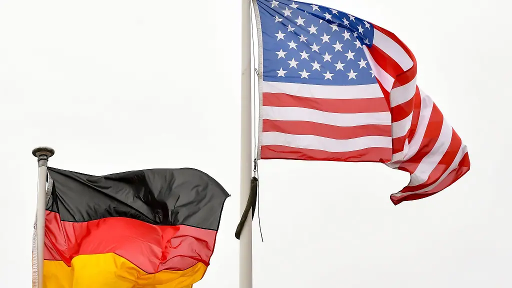 Die-Flaggen-der-USA-und-von-Deutschland-wehen-im-Wind