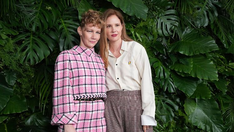 Die Schauspielerin Sandra Hüller (l) und Regisseurin Justine Triet sind beim 15. jährlichen Pre-Oscar Awards Dinner von Chanel im Beverly Hills Hotel. 