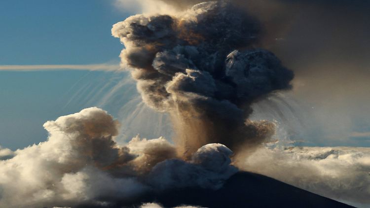 Bei einer Vulkaneruption gelangen große Mengen Schwefelaerosole in die Atmosphäre.