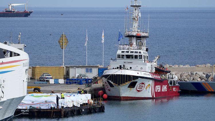 Schlepper und Plattform sind nun fertig beladen. Wie die Hilfsgüter die Not leidende Bevölkerung des Gazastreifens erreichen sollen, ist aber noch unklar.