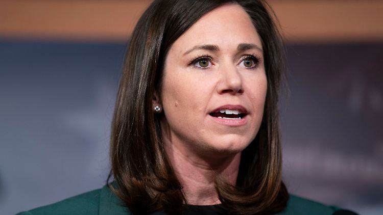 Katie Britt sitzt erst seit 2023 im US-Senat - jetzt hat sie es zu großer Bekanntheit gebracht.