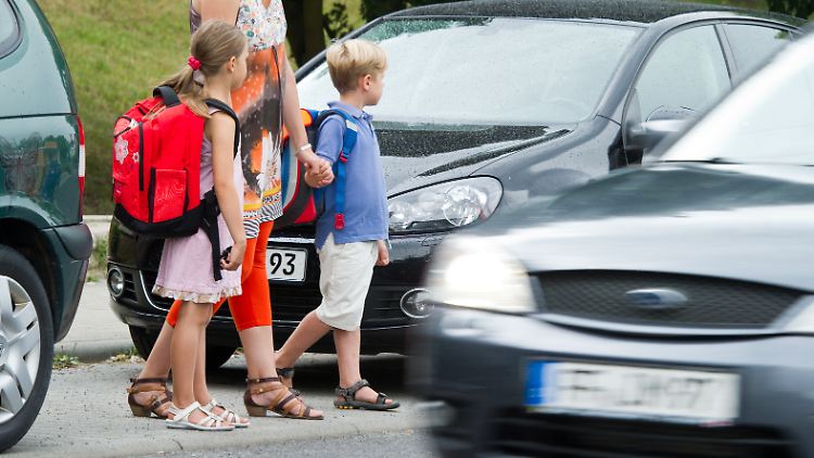 Die vielen Autos vor Schulen führen zu "teils gefährlichen" Situationen, wie es vom Städtetag heißt. 