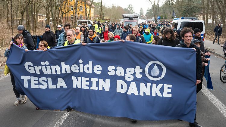 Rund 1000 Teilnehmer hatte die Demo der Tesla-Gegner laut dem Bündnis "Tesla den Hahn abdrehen".