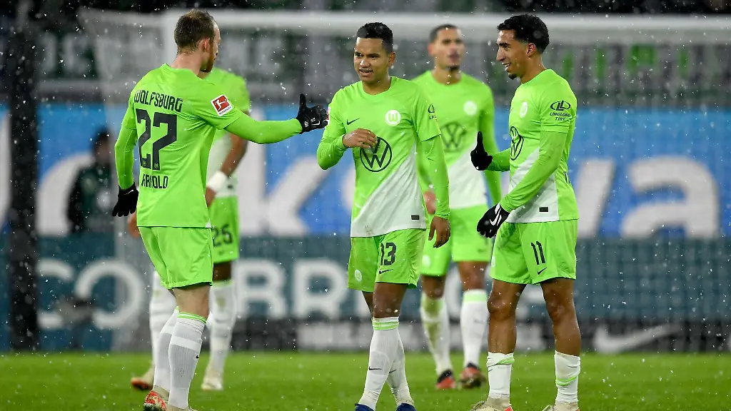 Die-Wolfsburger-Spieler-klatschen-nach-dem-Spiel-ab