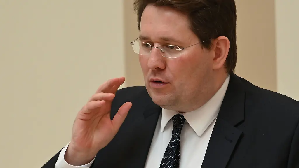 Peter-Vida-BVB-FREIE-WAeHLER-spricht-in-der-Debatte-der-Abschluss-Sitzung-des-Landtages