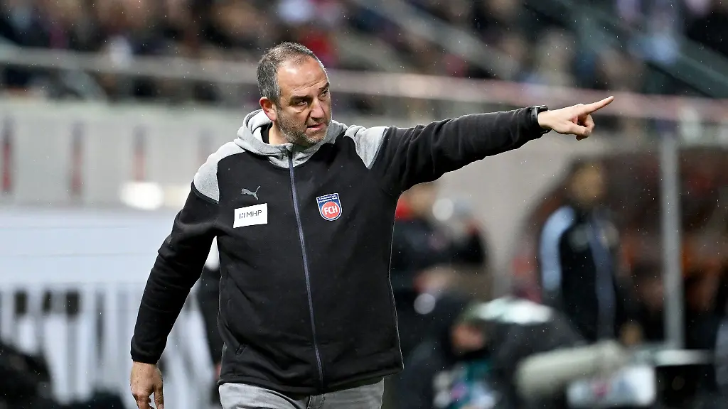 Heidenheims-Trainer-Frank-Schmidt-gibt-taktische-Anweisungen
