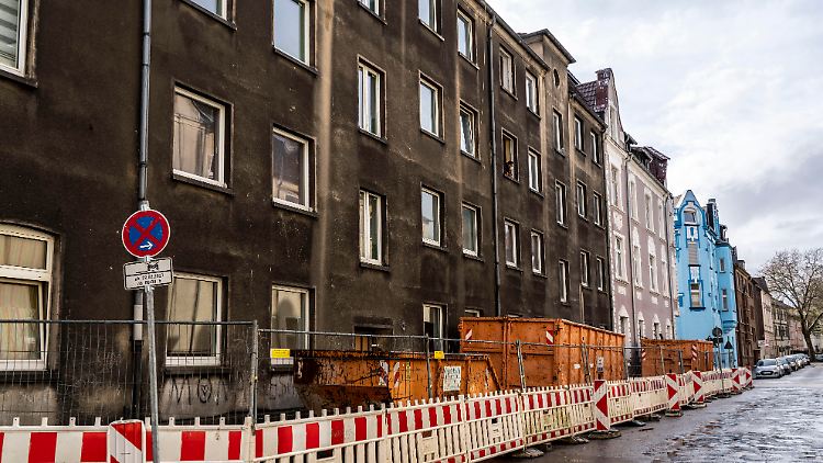 Geschäftemacher ersteigern Schrottimmobilien und vermieten die Wohnungen dann oft an Menschen mit Migrationshintergrund. 