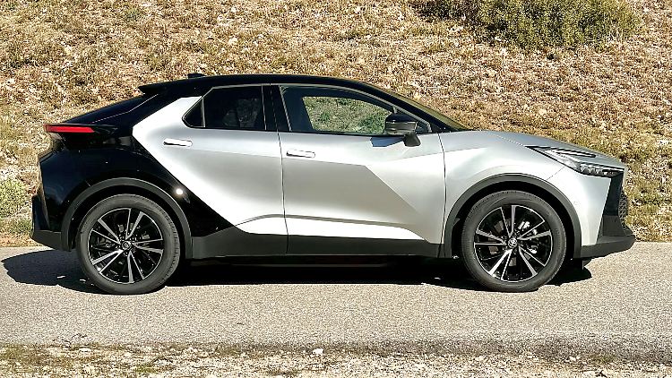 Besonders aus der seitlichen Perspektive wirkt der Toyota C-HR unkonventionell.
