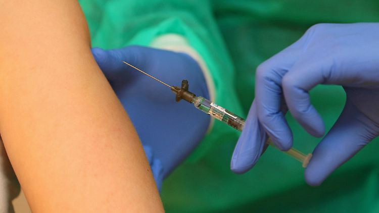 Der Arzt soll in vielen Fällen Impf-Schichten abgerechnet haben, die er nie absolviert hat.