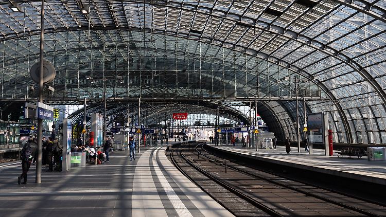 Wenn die Bahn mit ihrer Klage Erfolg hat, könnten am Berliner Hauptbahnhof am Dienstag doch mehr Leute stehen und auf ihre Züge warten.