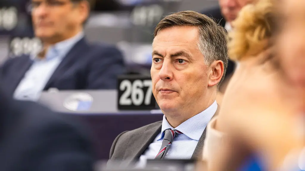 David-McAllister-CDU-sitzt-im-Gebaeude-des-Europaeischen-Parlaments