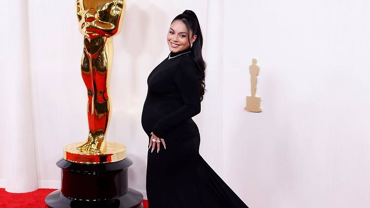 Vanessa Hudgens setzt ihren Babybauch bei den Oscars in Szene.