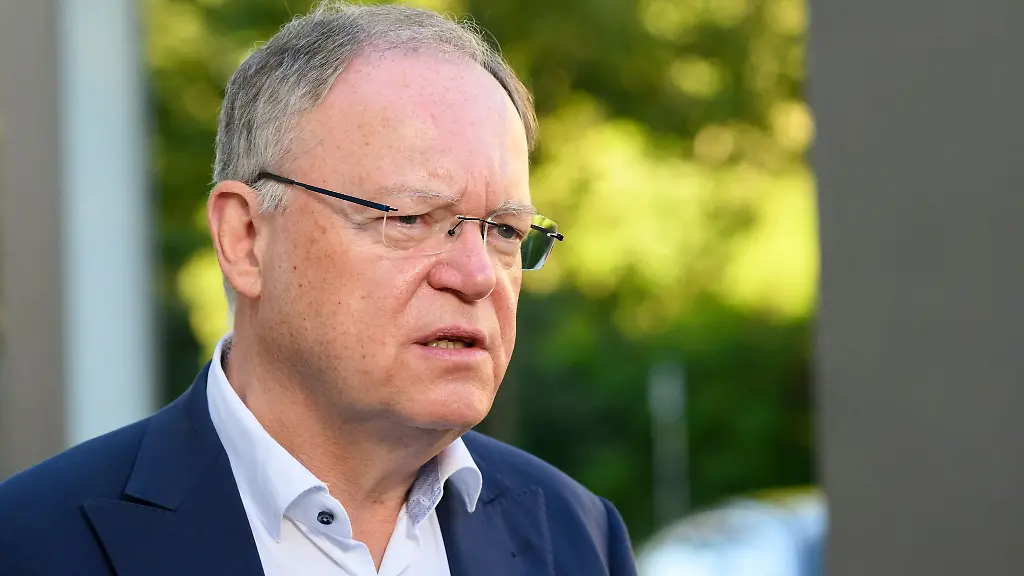 Niedersachsens-Ministerpraesident-Stephan-Weil-spricht-in-Hannover