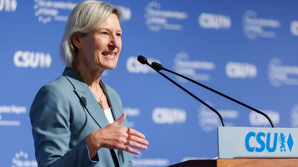 Die-stellvertretende-CSU-Parteivorsitzende-Angelika-Niebler-spricht-bei-der-Delegiertenversammlung