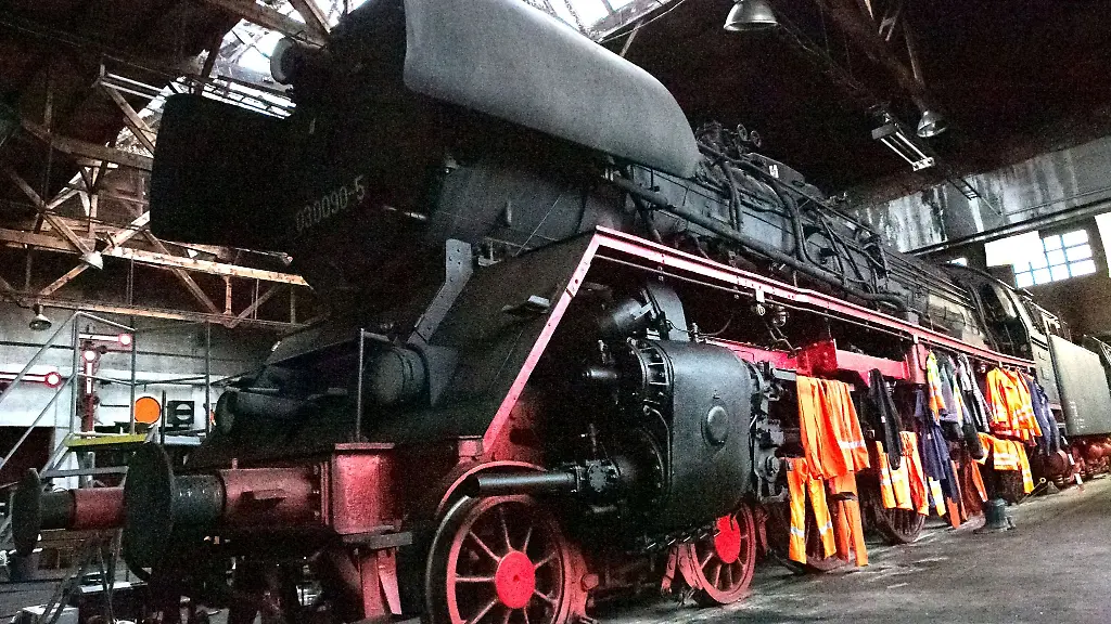 Uniformen-haengen-im-historischen-Eisenbahn-und-Technikmuseum-an-einer-historischen-Lokomotive