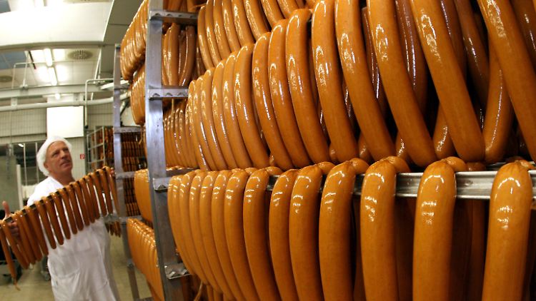Seit den 1970er-Jahren wird in der werkseigenen Fleischerei im VW-Stammwerk die inzwischen zum Kult gewordene Currywurst hergestellt.   