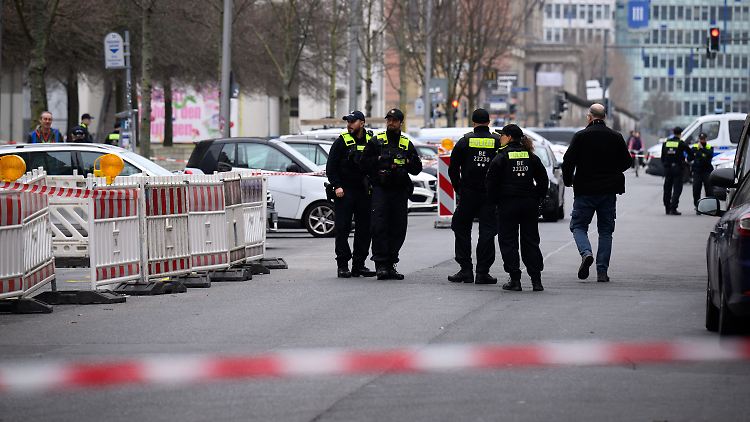 Noch am Tag danach ermittelt die Polizei am Tatort.