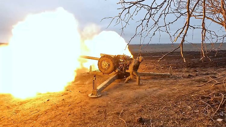 Eine russische Haubitze im Einsatz in der Ukraine. 