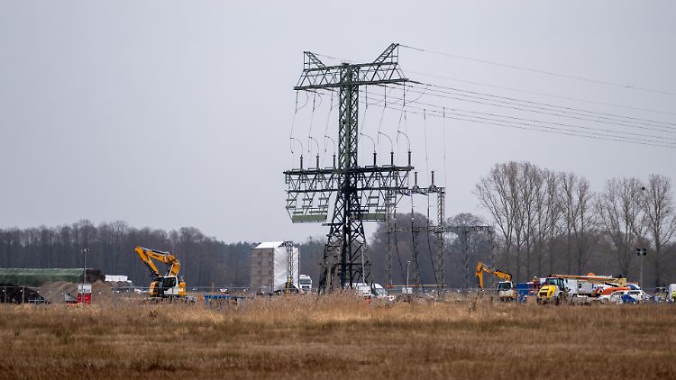 Der Strommast mit Brandspuren auf einem Feld nahe der Tesla-Fabrik. Die Reparaturarbeiten kommen dort gut voran.
