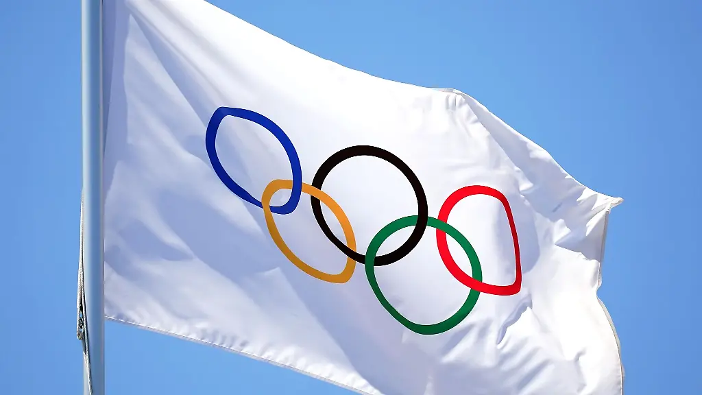 Eine-Flagge-mit-den-Olympischen-Ringen-weht-im-Wind