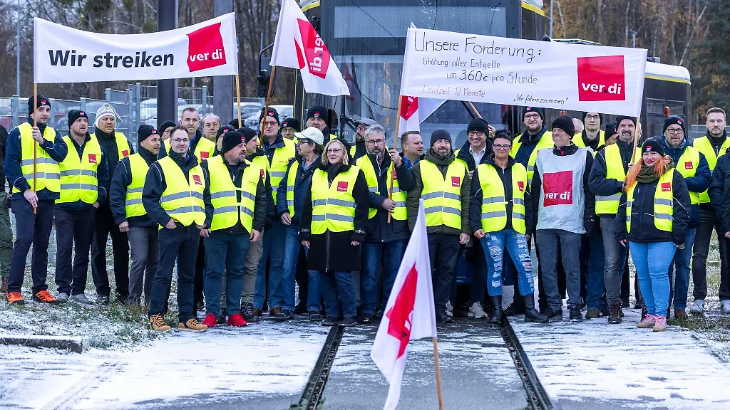 Bus-und-Strassenbahnfahrer-versammeln-sich-waehrend-des-Warnstreiks-in-Schwerin-auf-dem-Betriebshof